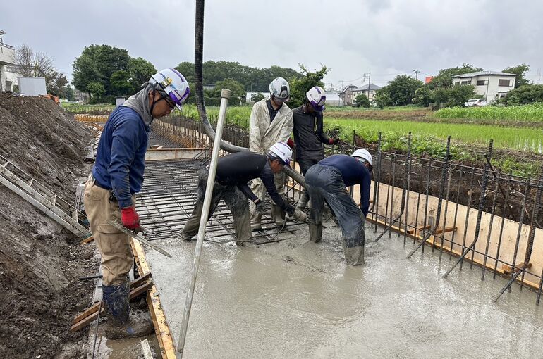 ブロック基礎生コン打設工事