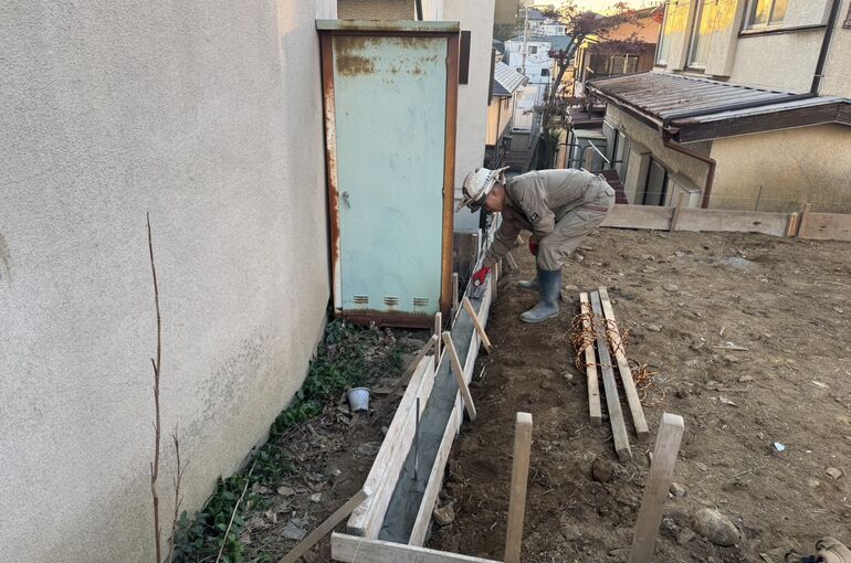 既存擁壁打ち増し生コン打設工