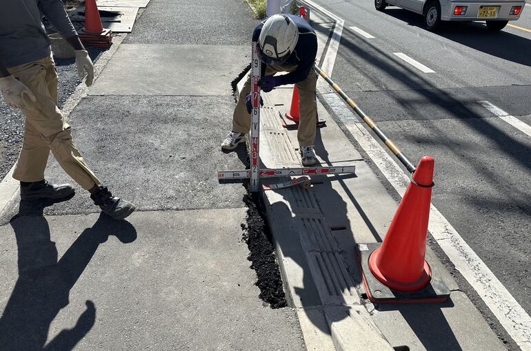 歩車道ブロックエプロン脇舗装復旧