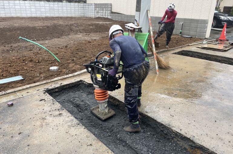 右へ　ならわない