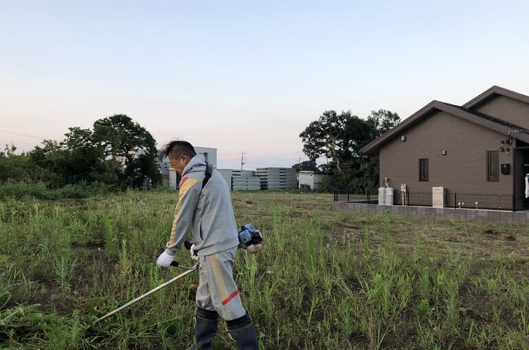 本社の草刈り作業